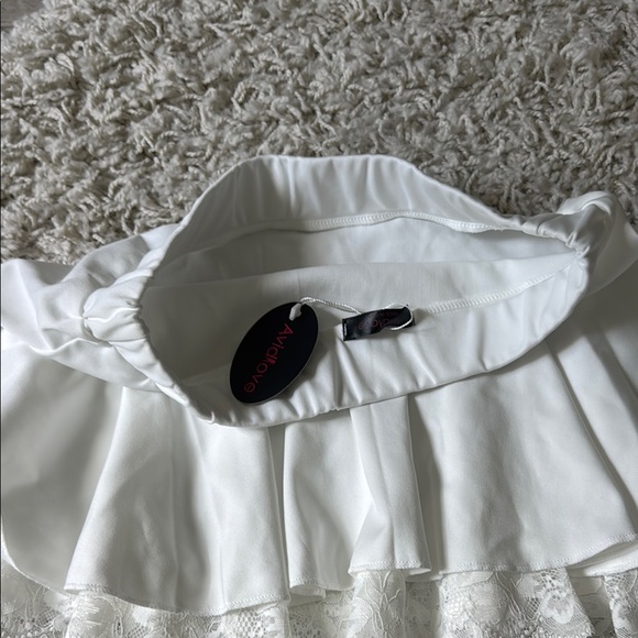 White mini skater skirt with ruffled high-low design for casual occasions - Picture 4 of 6